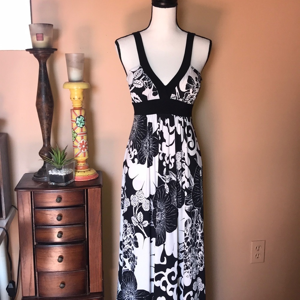 Y2K black and white Floral Maxi dress vneck